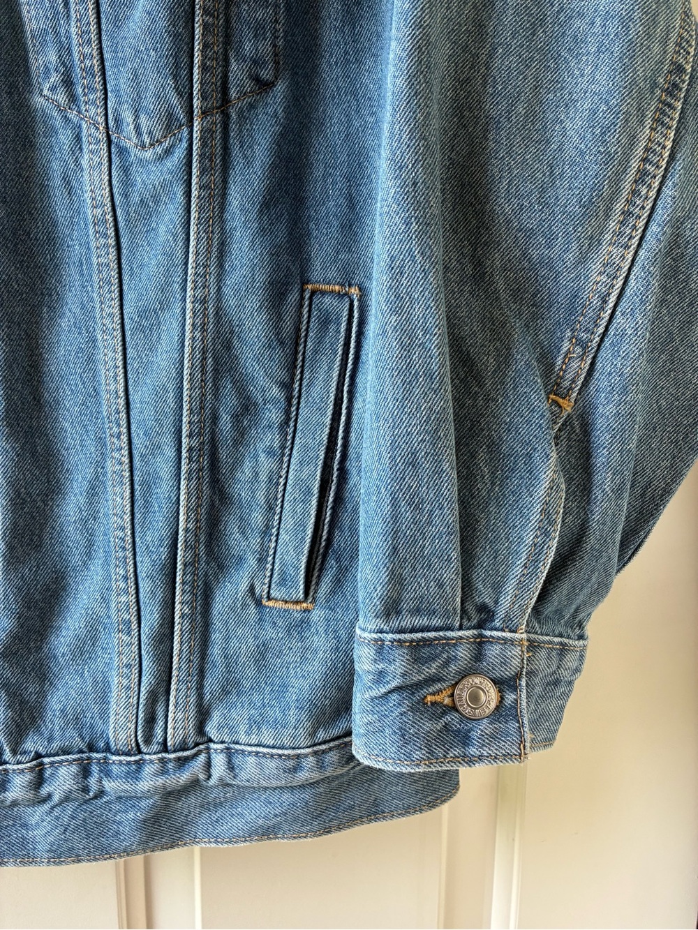 Vintage Levi's Women's Classic Trucker Denim Jacket Medium Wash Oversized XS - Picture 4 of 12